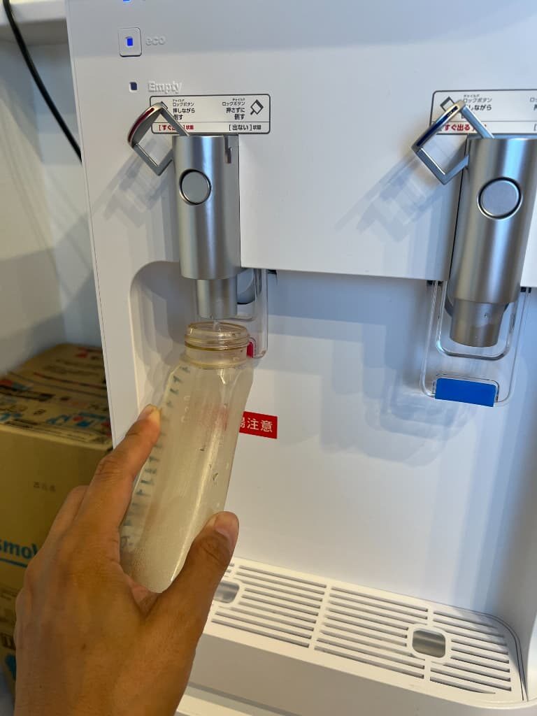 太田さん（仮名）のコスモウォーターの利用画像　ミルクを作っている様子