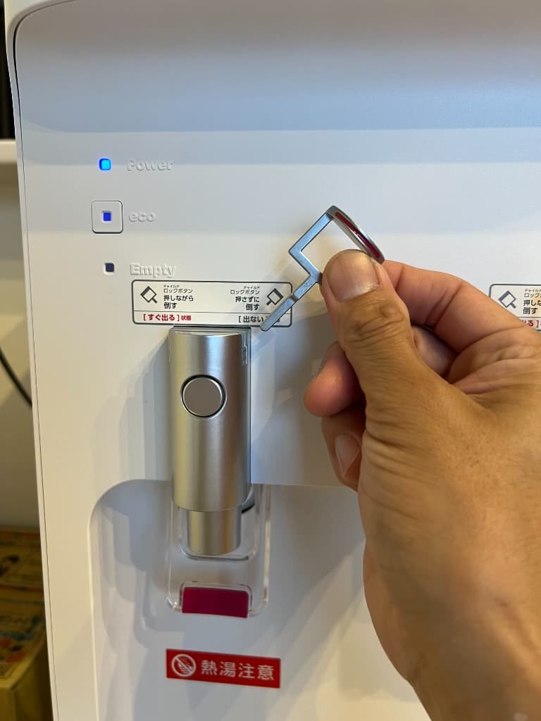 太田さん（仮名）のコスモウォーターの利用画像　チャイルドロックを操作している様子
