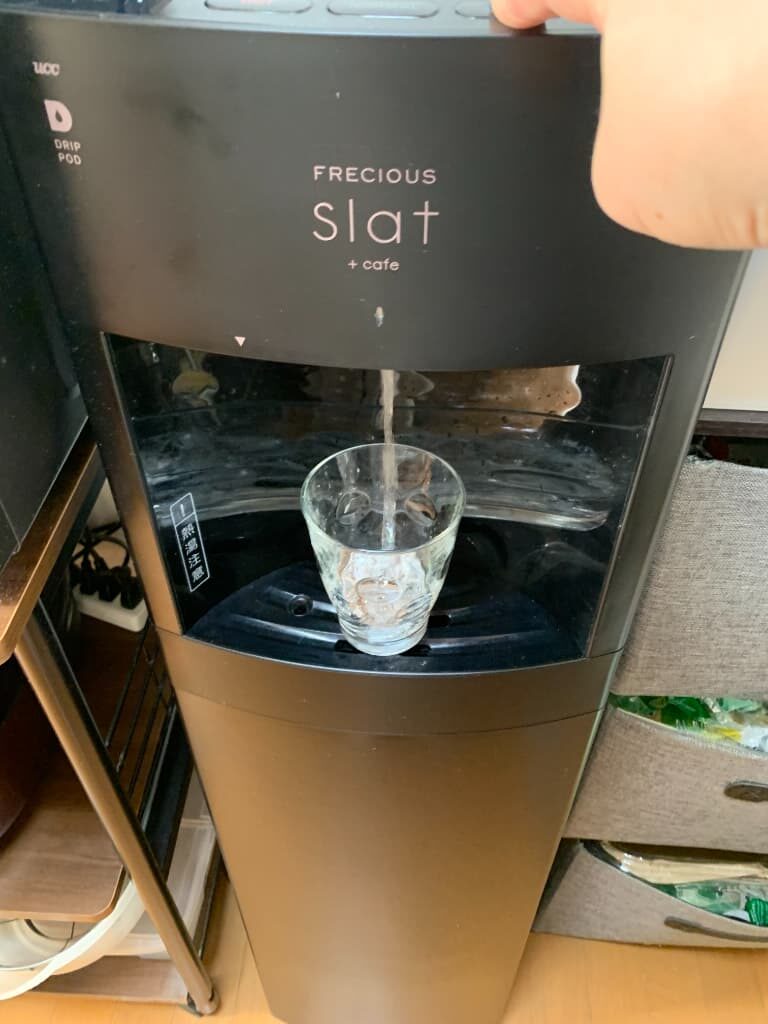 フレシャス「Slat+Cafe」のユーザー・島村さん（仮名・23歳女性）の利用画像。水を出しているところ